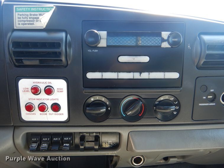 image for item GM9147 2005 Ford F550 Super Duty XL  utility truck with crane