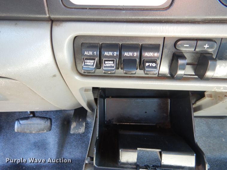 image for item GM9147 2005 Ford F550 Super Duty XL  utility truck with crane