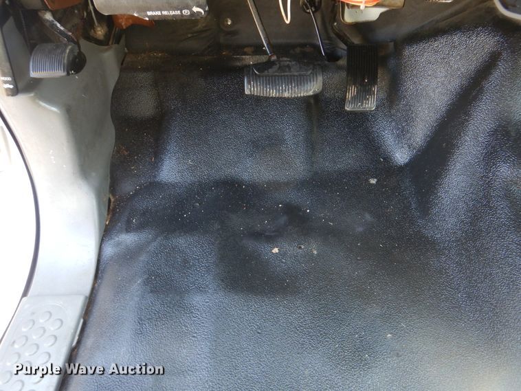 image for item GM9147 2005 Ford F550 Super Duty XL  utility truck with crane