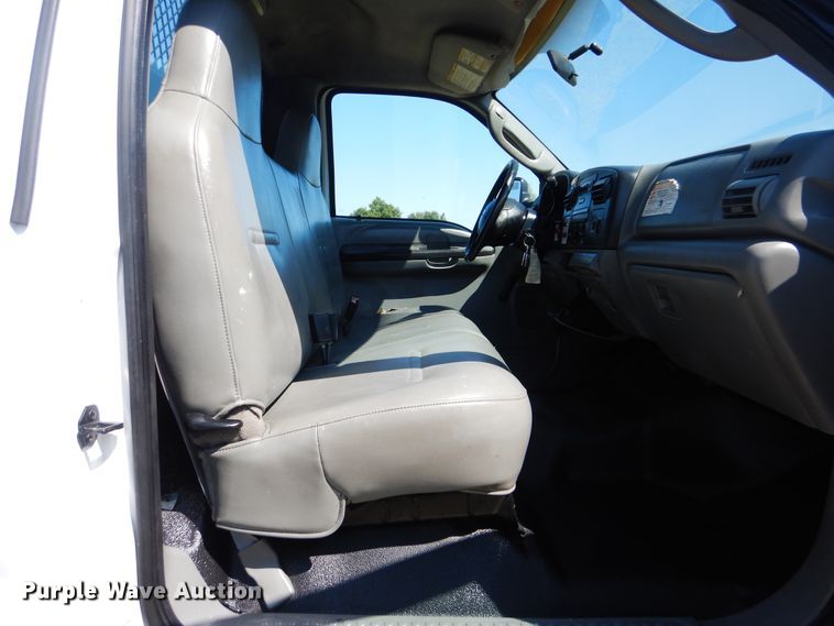 image for item GM9147 2005 Ford F550 Super Duty XL  utility truck with crane