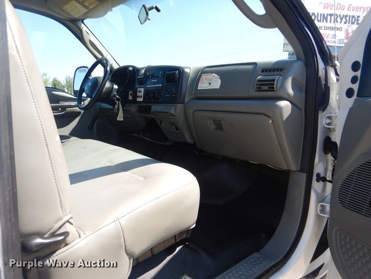 image for item GM9147 2005 Ford F550 Super Duty XL  utility truck with crane