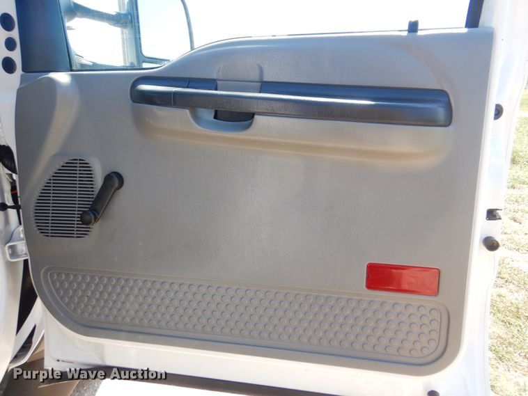 image for item GM9147 2005 Ford F550 Super Duty XL  utility truck with crane