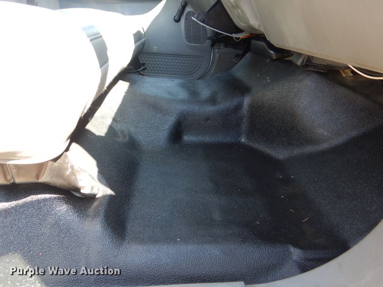 image for item GM9147 2005 Ford F550 Super Duty XL  utility truck with crane