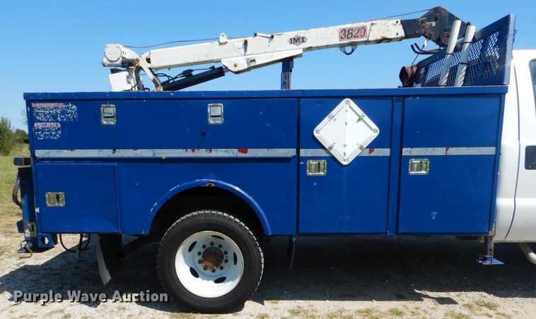 image for item GM9147 2005 Ford F550 Super Duty XL  utility truck with crane