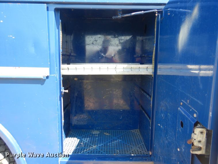 image for item GM9147 2005 Ford F550 Super Duty XL  utility truck with crane