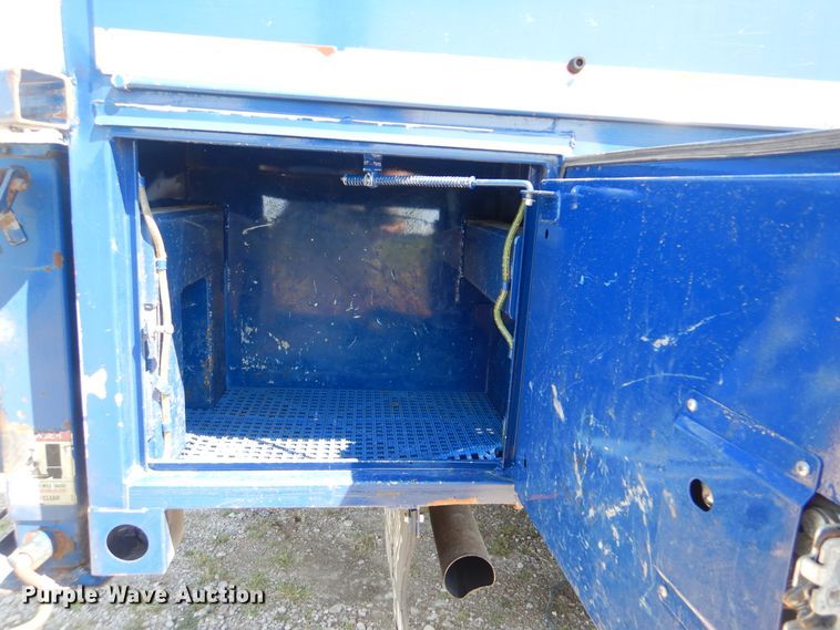 image for item GM9147 2005 Ford F550 Super Duty XL  utility truck with crane