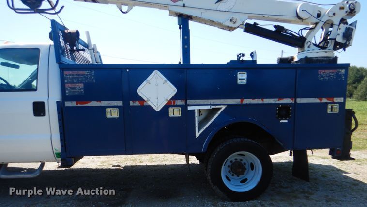 image for item GM9147 2005 Ford F550 Super Duty XL  utility truck with crane