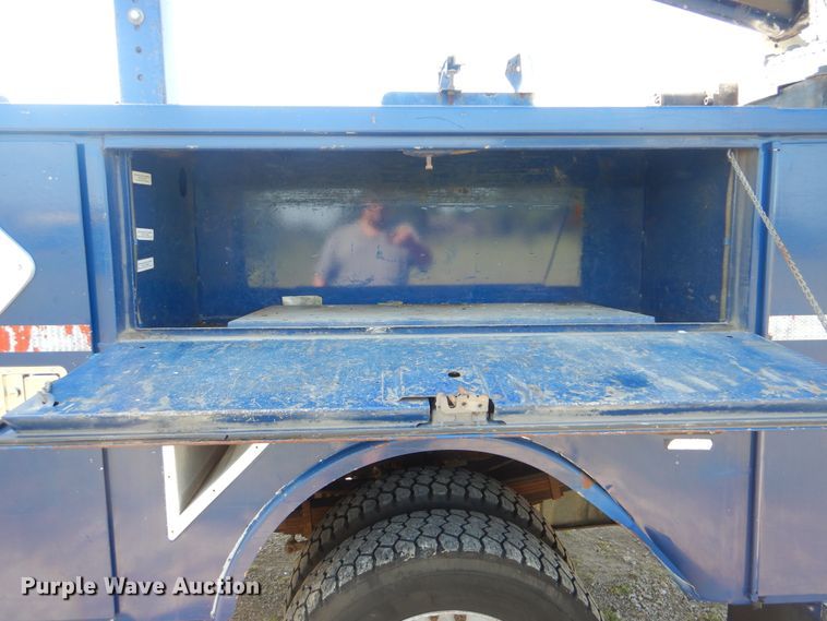 image for item GM9147 2005 Ford F550 Super Duty XL  utility truck with crane