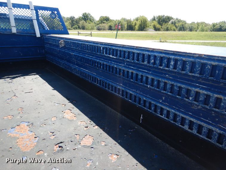 image for item GM9147 2005 Ford F550 Super Duty XL  utility truck with crane