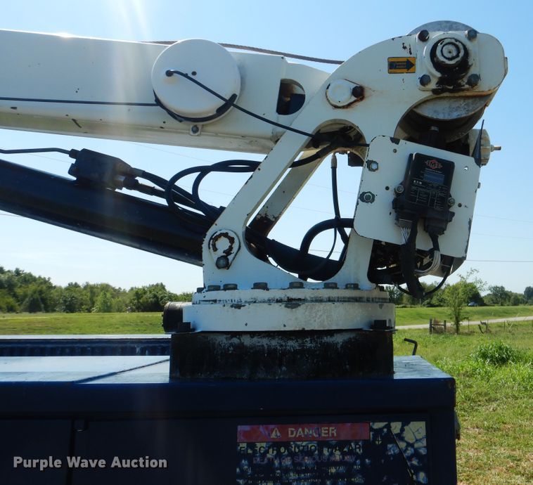 image for item GM9147 2005 Ford F550 Super Duty XL  utility truck with crane