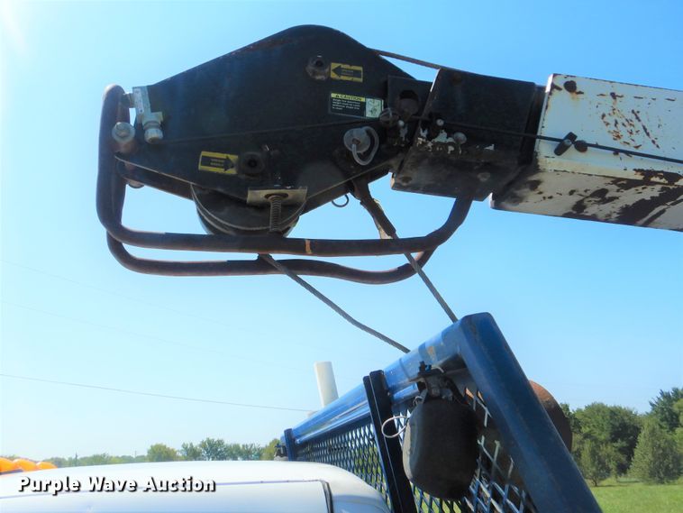 image for item GM9147 2005 Ford F550 Super Duty XL  utility truck with crane