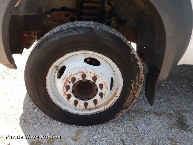 image for item GM9147 2005 Ford F550 Super Duty XL  utility truck with crane