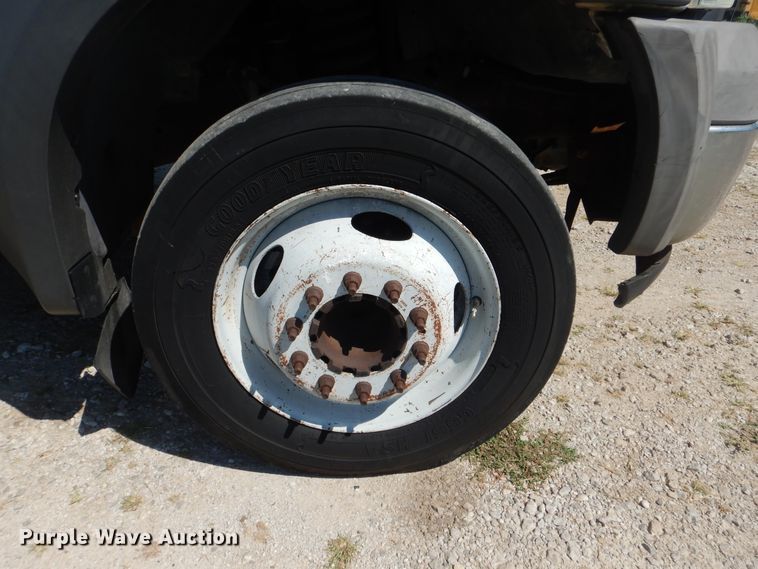 image for item GM9147 2005 Ford F550 Super Duty XL  utility truck with crane