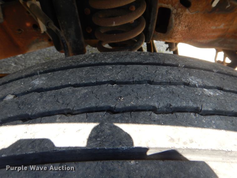 image for item GM9147 2005 Ford F550 Super Duty XL  utility truck with crane