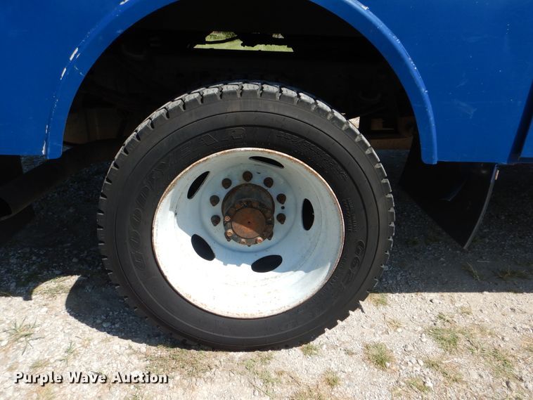 image for item GM9147 2005 Ford F550 Super Duty XL  utility truck with crane