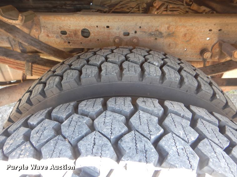 image for item GM9147 2005 Ford F550 Super Duty XL  utility truck with crane