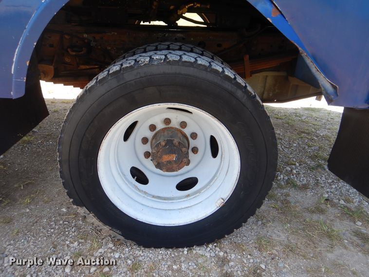 image for item GM9147 2005 Ford F550 Super Duty XL  utility truck with crane