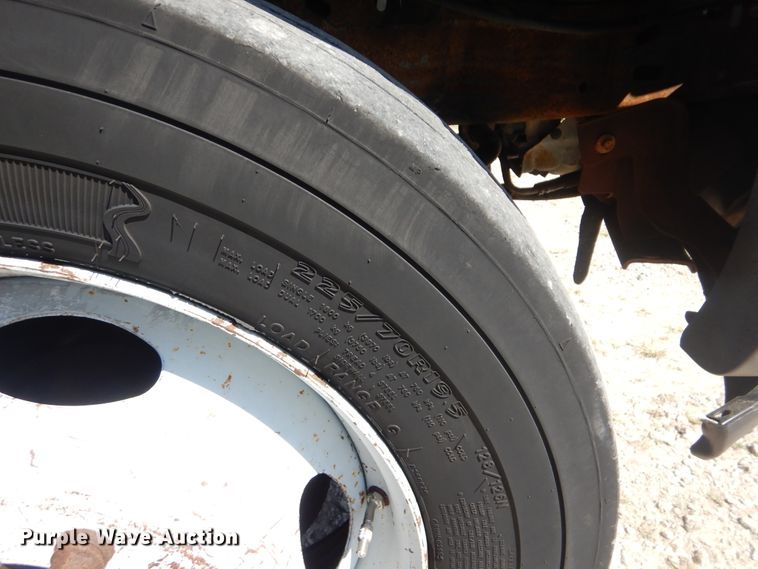 image for item GM9147 2005 Ford F550 Super Duty XL  utility truck with crane