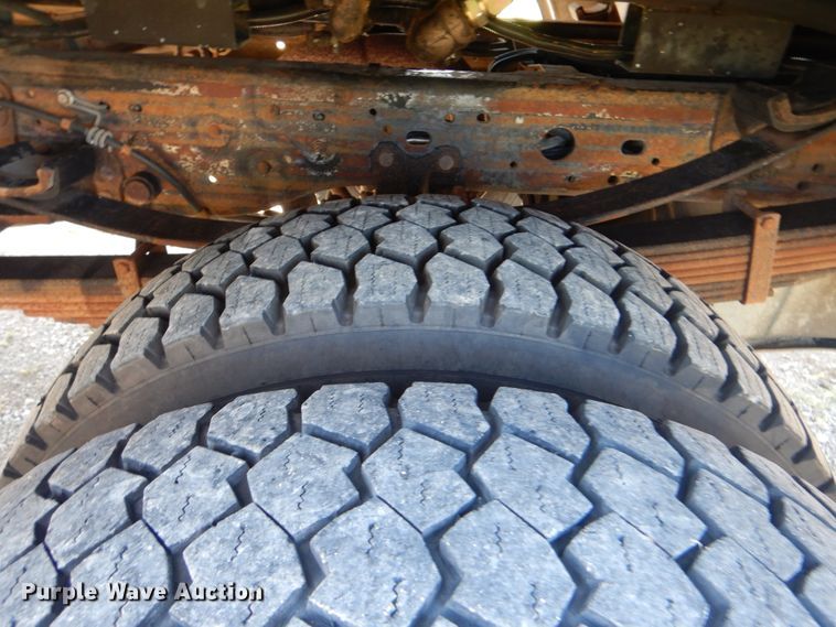 image for item GM9147 2005 Ford F550 Super Duty XL  utility truck with crane