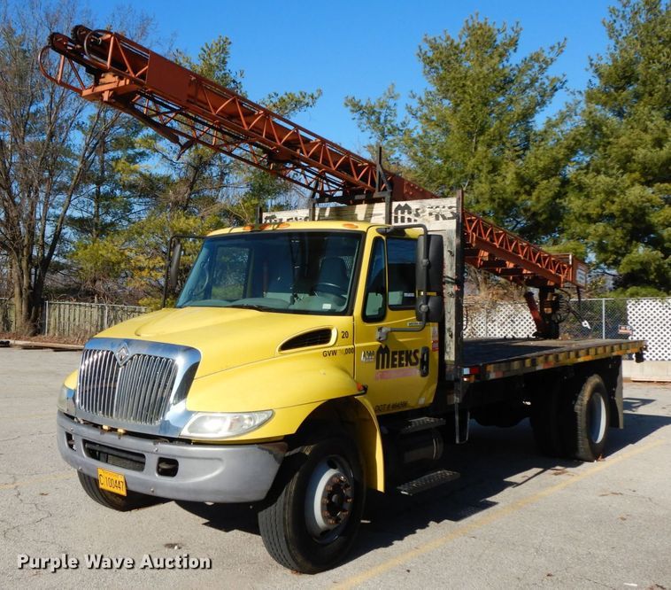 image for item HP9105 2004 International 4300  flatbed truck with conveyor