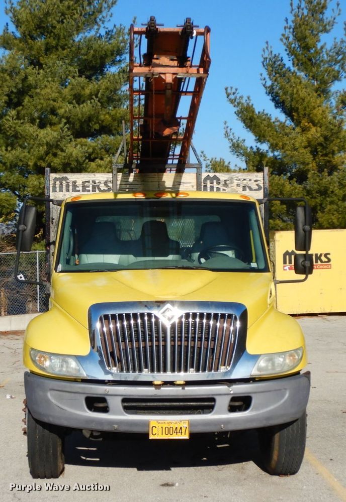 image for item HP9105 2004 International 4300  flatbed truck with conveyor