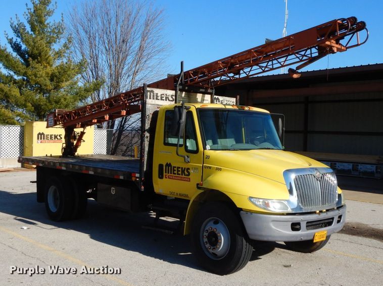 image for item HP9105 2004 International 4300  flatbed truck with conveyor