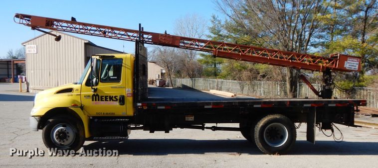 image for item HP9105 2004 International 4300  flatbed truck with conveyor