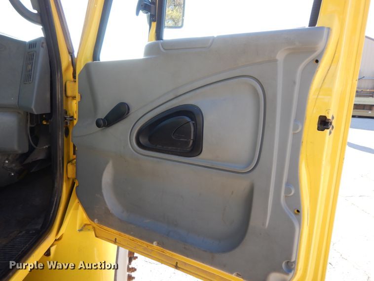 image for item HP9105 2004 International 4300  flatbed truck with conveyor