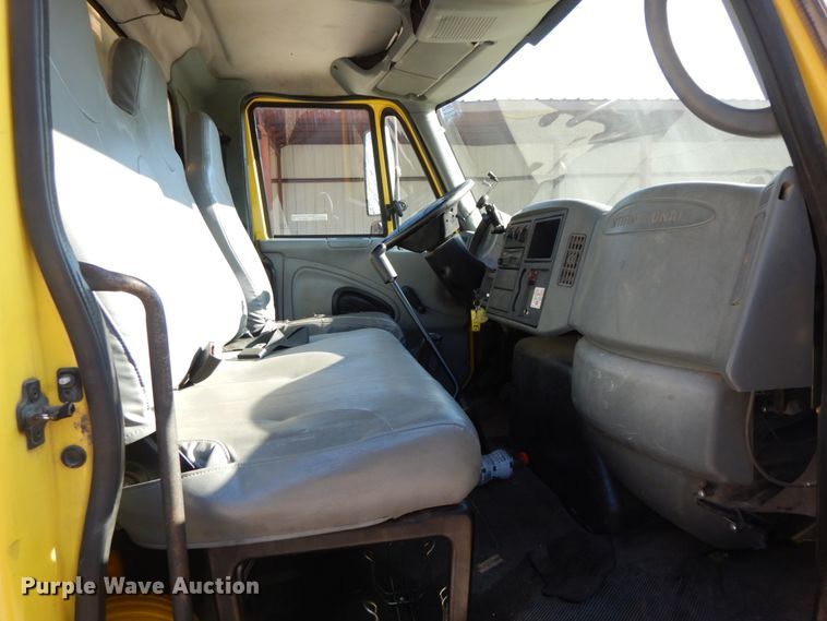 image for item HP9105 2004 International 4300  flatbed truck with conveyor