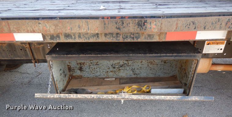 image for item HP9105 2004 International 4300  flatbed truck with conveyor