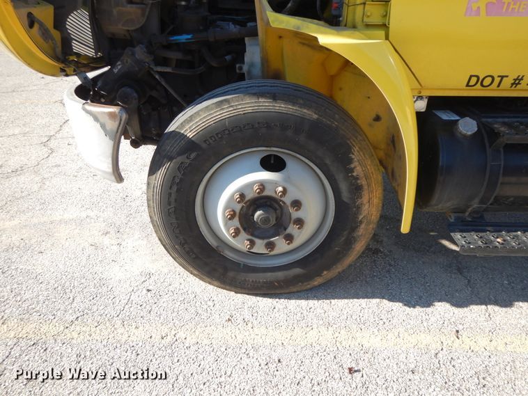 image for item HP9105 2004 International 4300  flatbed truck with conveyor