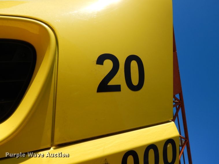 image for item HP9105 2004 International 4300  flatbed truck with conveyor