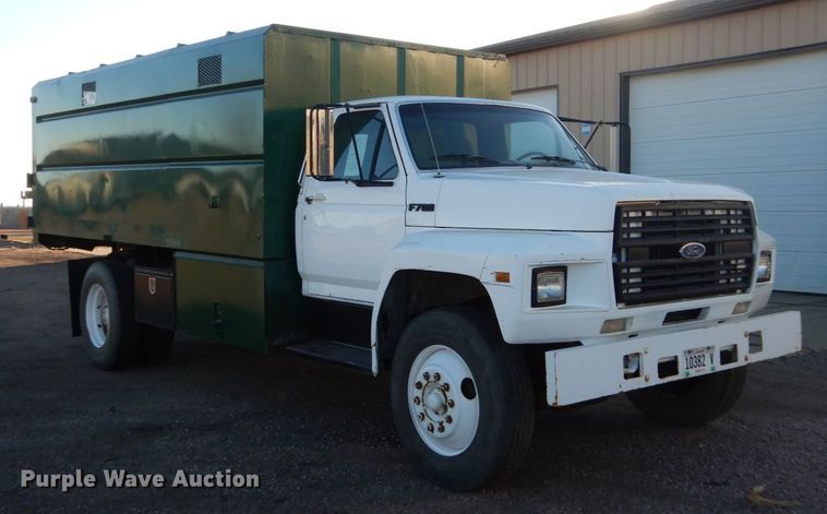 image for item HU9968 1988 Ford F700  chipper truck