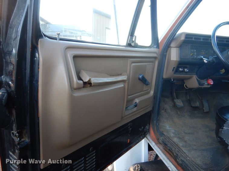 image for item HU9968 1988 Ford F700  chipper truck