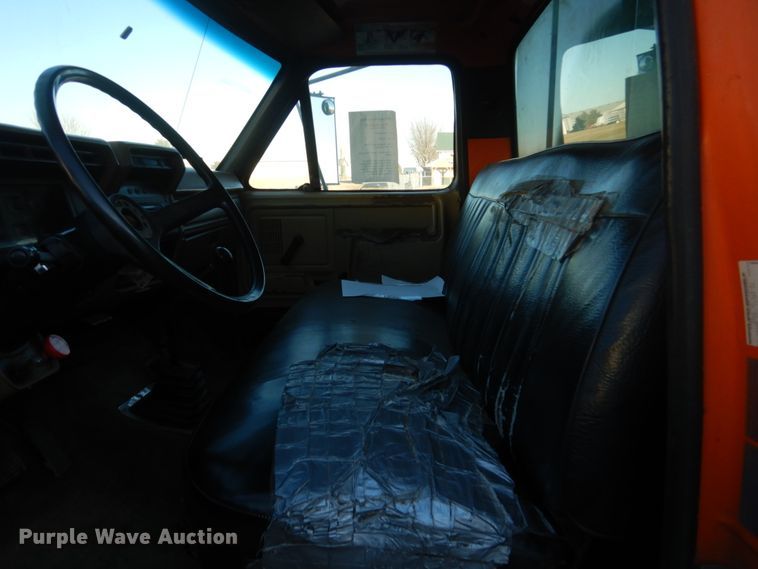 image for item HU9968 1988 Ford F700  chipper truck