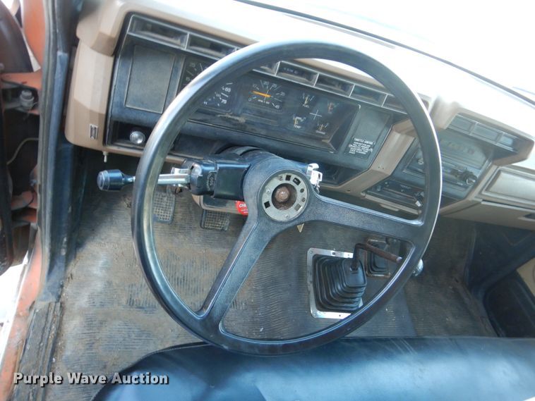 image for item HU9968 1988 Ford F700  chipper truck