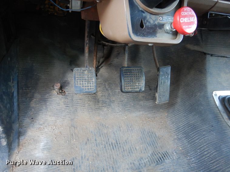 image for item HU9968 1988 Ford F700  chipper truck