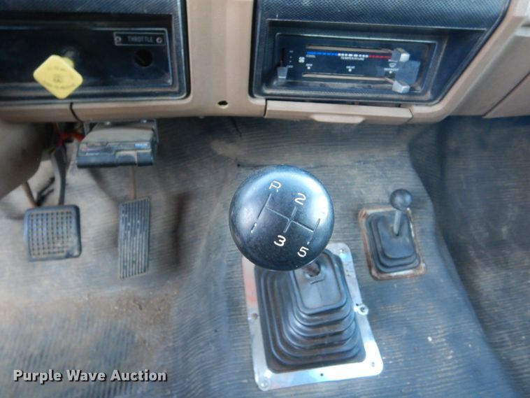 image for item HU9968 1988 Ford F700  chipper truck