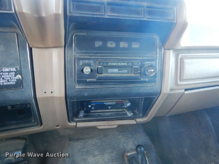 image for item HU9968 1988 Ford F700  chipper truck