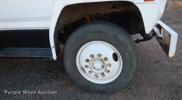 image for item HU9968 1988 Ford F700  chipper truck