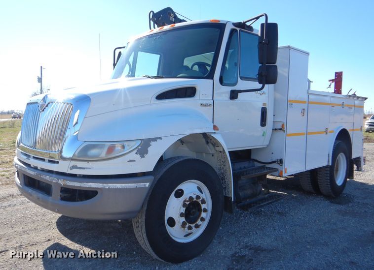 image for item HX9058 2009 International 4300  utility truck with crane