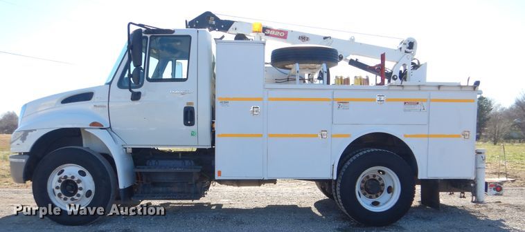 image for item HX9058 2009 International 4300  utility truck with crane