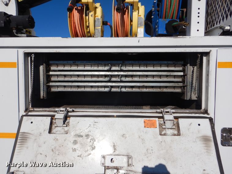 image for item HX9058 2009 International 4300  utility truck with crane