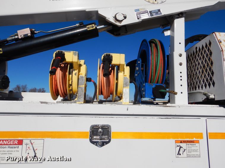 image for item HX9058 2009 International 4300  utility truck with crane