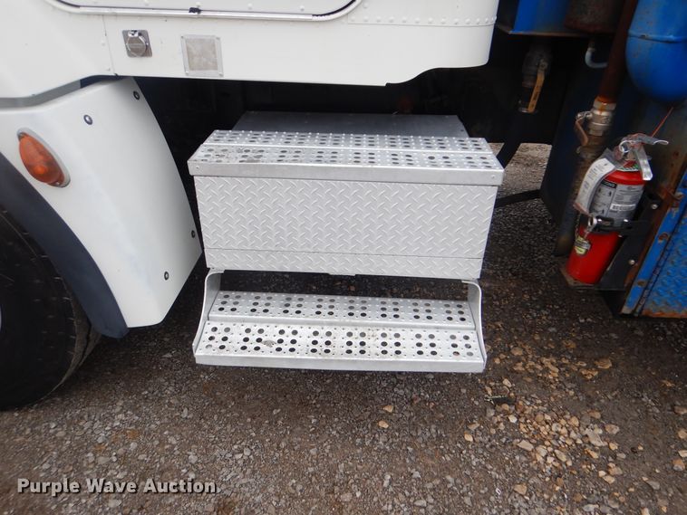 image for item HX9064 1998 Freightliner FLD  vacuum truck