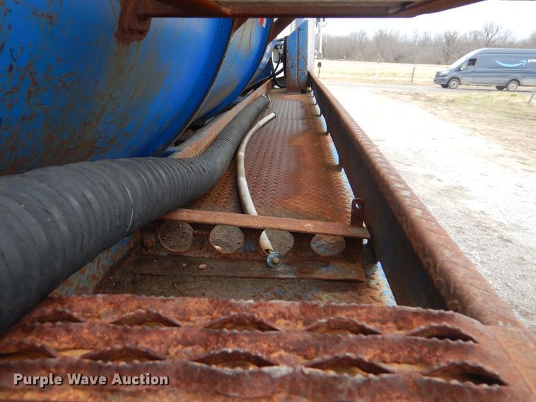 image for item HX9064 1998 Freightliner FLD  vacuum truck