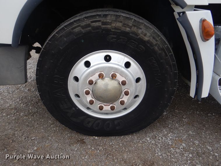 image for item HX9064 1998 Freightliner FLD  vacuum truck