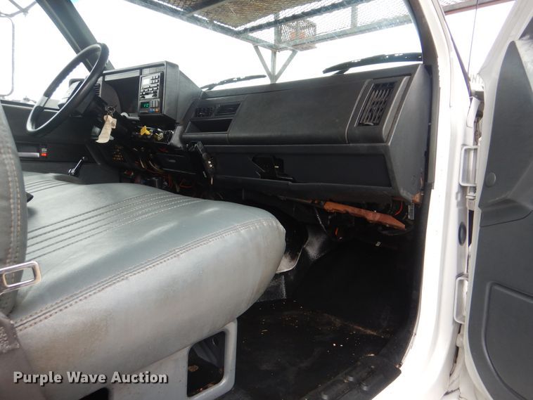 image for item HX9065 2001 Chevrolet C7500  chip bed truck