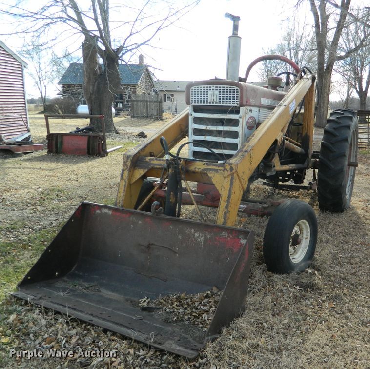 image for item DE4571 International 460  tractor