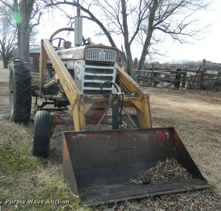 image for item DE4571 International 460  tractor